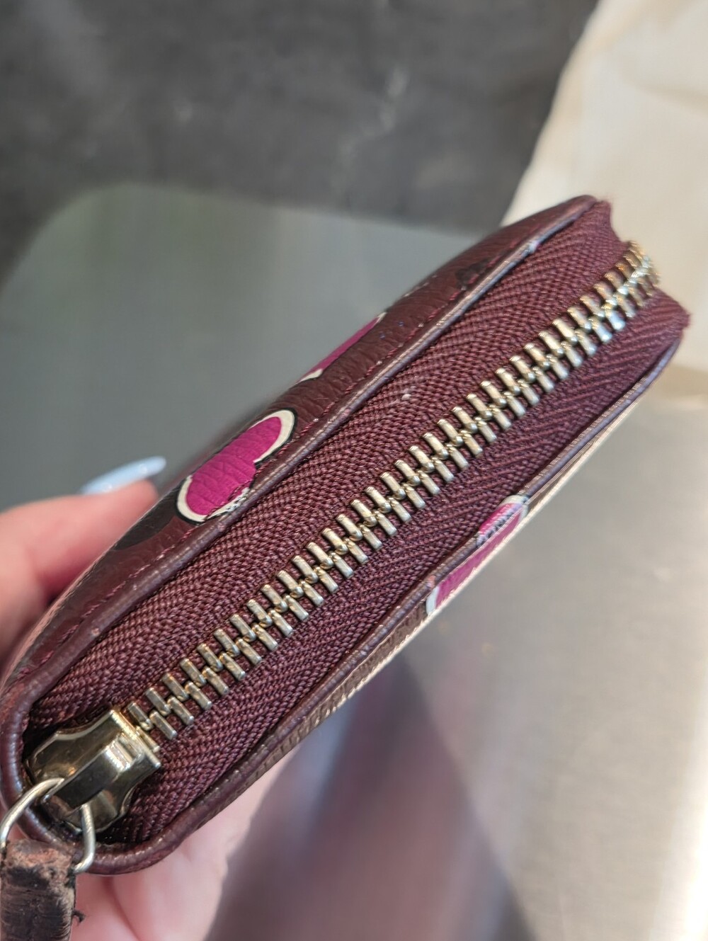 Gucci Zip-Around Wallet in Burgundy with Pink Heart Motif - Picture 8 of 16